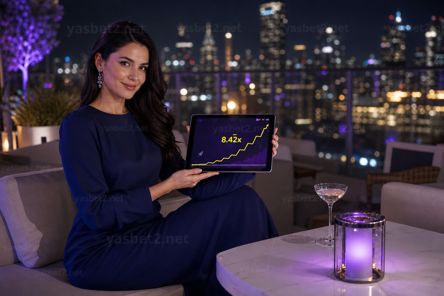تبلت روی میز تراس شب با صفحه بازی انفجار و نمودار ضریب صعودی