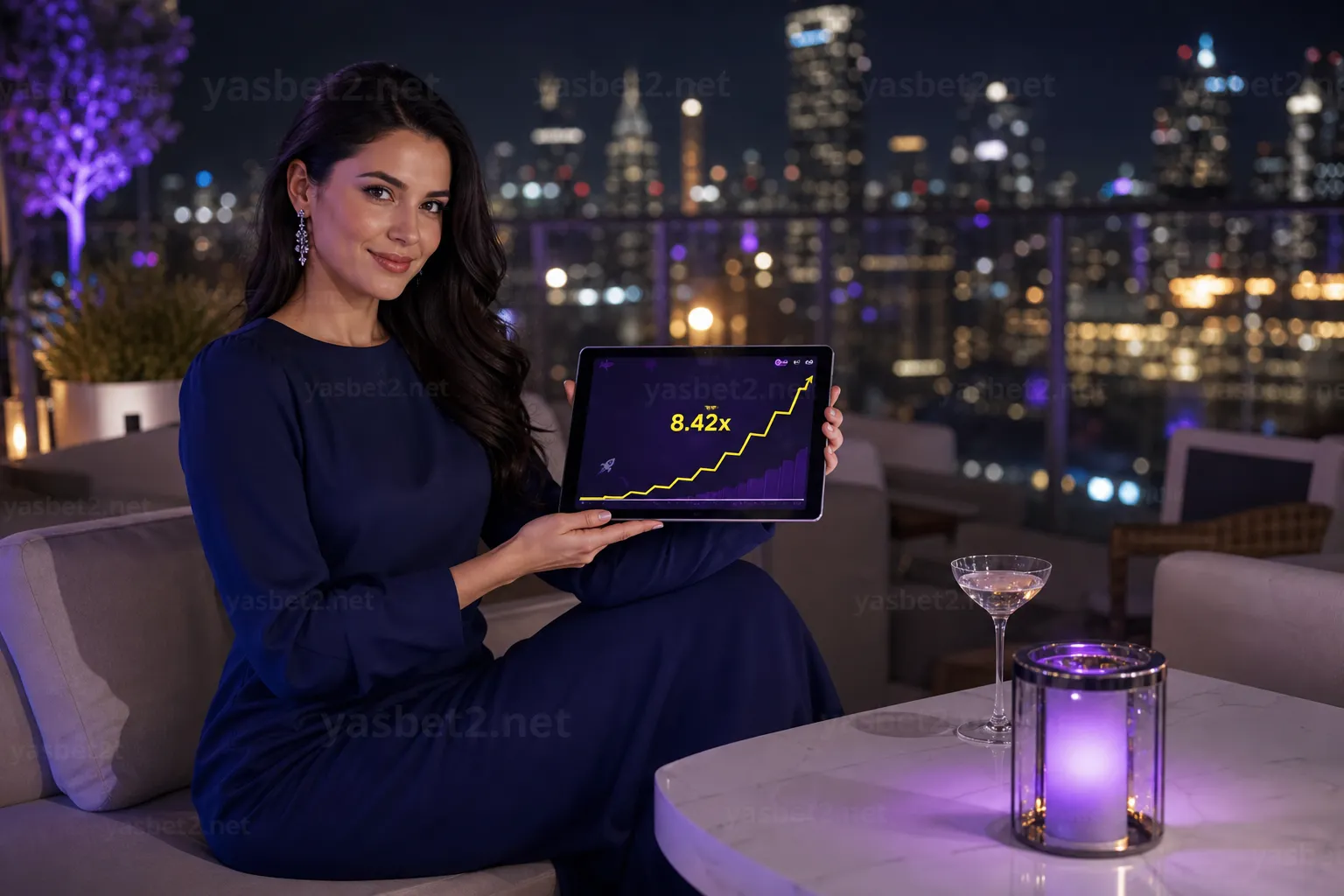 تبلت روی میز تراس شب با صفحه بازی انفجار و نمودار ضریب صعودی
